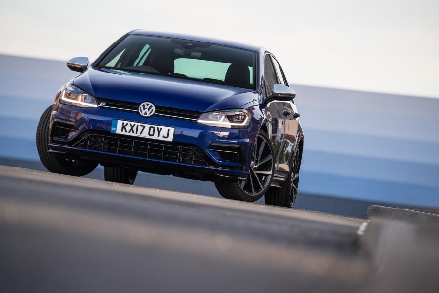  Volkswagen Golf R 5-Door 2017 года  (UK) (фото 20 из 30)